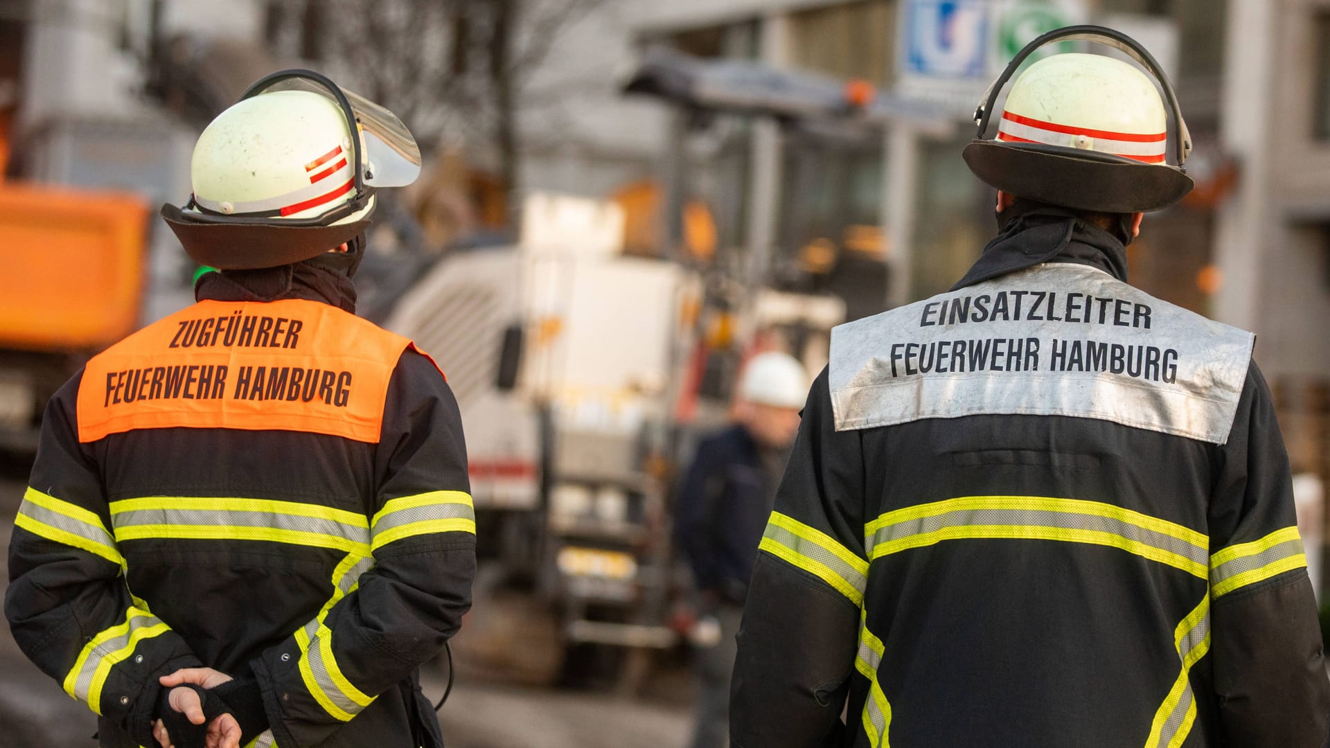 Feuerwehrleute im Großeinsatz in Hamburg (Symbolbild): Am frühen Morgen ist ein großer Brand in einer Schule in Farmsen-Berne ausgebrochen.