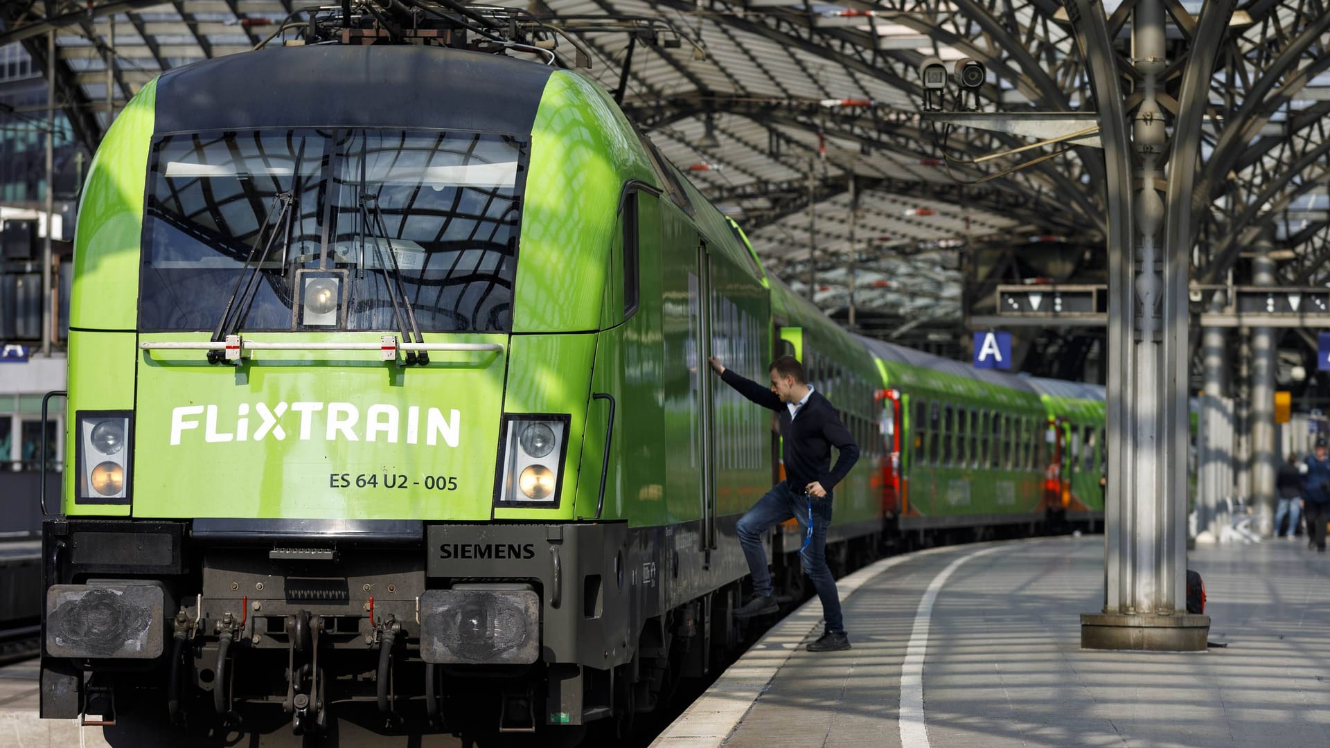 Einfahrt eines Flixtrain am Kölner Hauptbahnhof (Symbolbild): Die neuen Züge sollen vom spanischen Hersteller Talgo kommen.