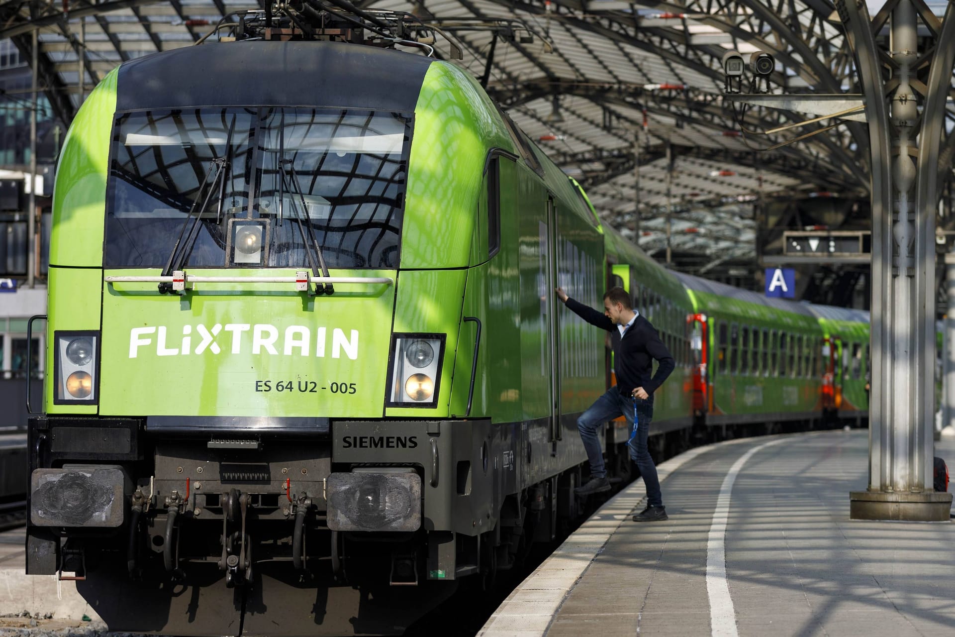 Einfahrt eines Flixtrain am Kölner Hauptbahnhof (Symbolbild): Die neuen Züge sollen vom spanischen Hersteller Talgo kommen.