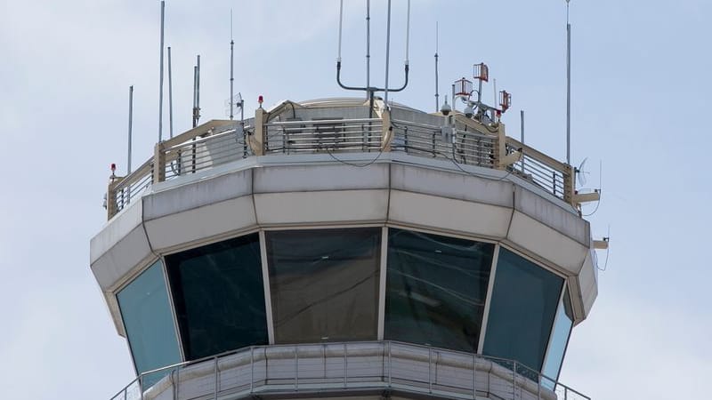 Der Flugsicherungsturm des Ronald Reagan Washington National Airport zu sehen.