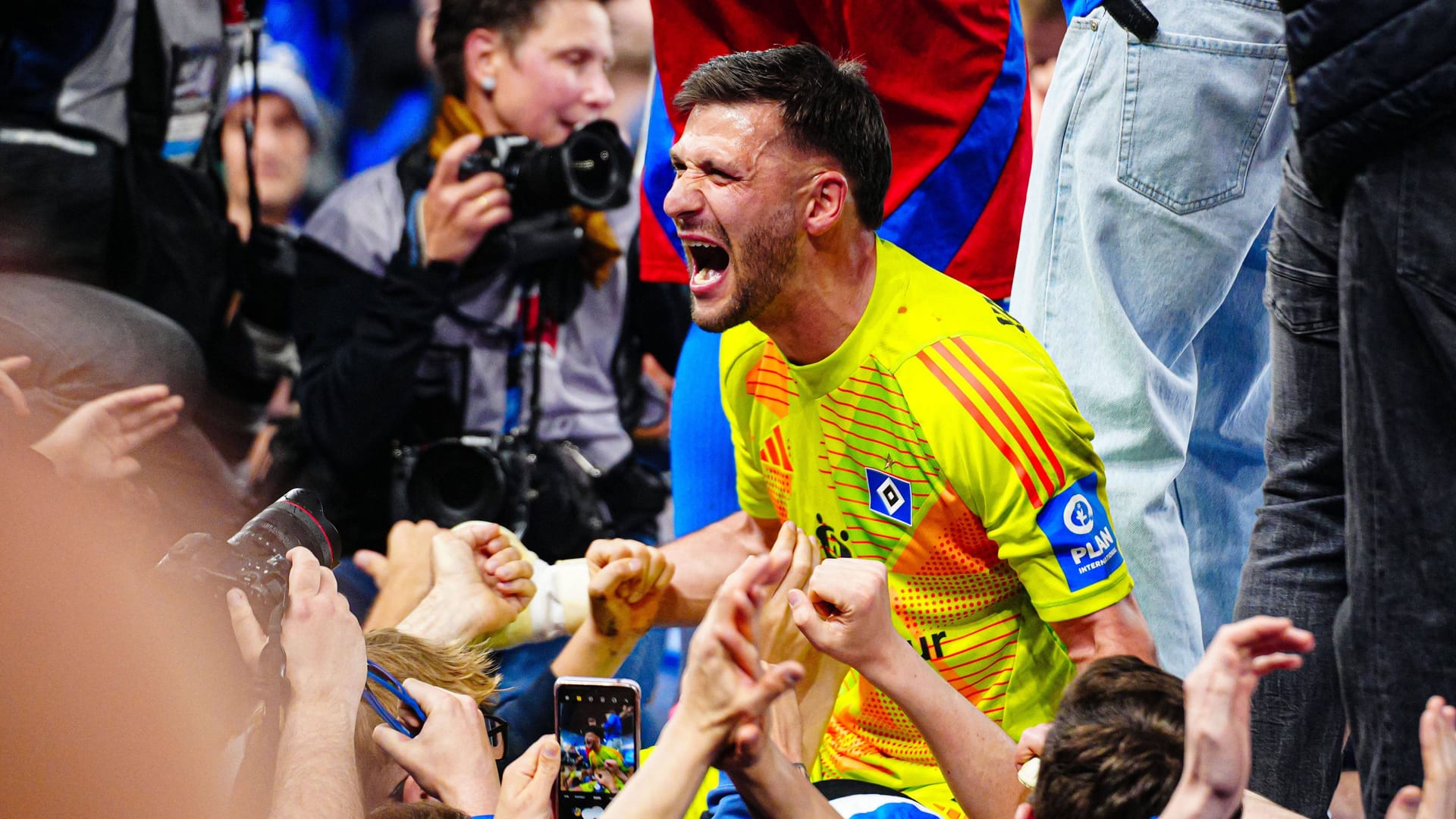 Daniel Heuer Fernandes brüllt seine Freude zwischen den Fans raus: Der Torwart ist ein Schlüsselfaktor des HSV-Aufstiegs.