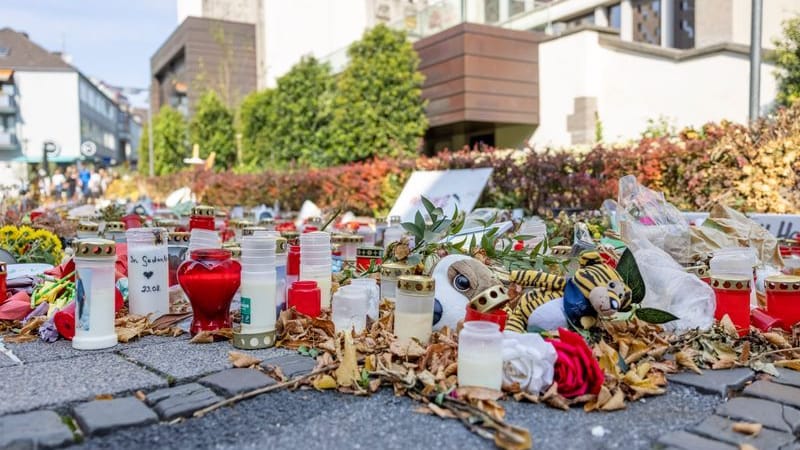 Hunderte Kerzen, Blumen und Trauerschreiben befinden sich am Gedenkort unweit des Tatorts: Am Dienstag beginnt der Prozess.