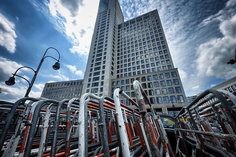 Absperrgitter stehen vor dem Hotel Waldorf Astoria Berlin: Montag ist wegen des israelischen Staatsbesuchs mit Absperrungen und Staus zu rechnen.