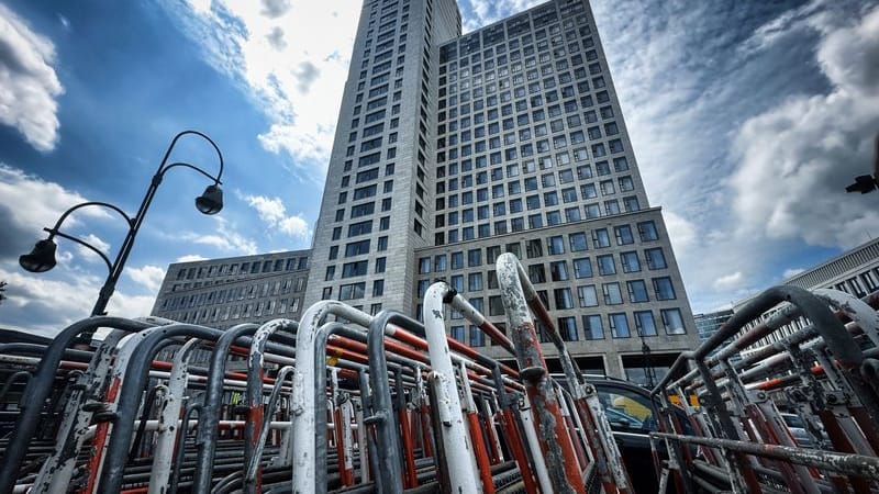 Absperrgitter stehen vor dem Hotel Waldorf Astoria Berlin: Montag ist wegen des israelischen Staatsbesuchs mit Absperrungen und Staus zu rechnen. Absperrgitter stehen vor dem Hotel Waldorf Astoria Berlin: Montag ist wegen des israelischen Staatsbesuchs mit Absperrungen und Staus zu rechnen.