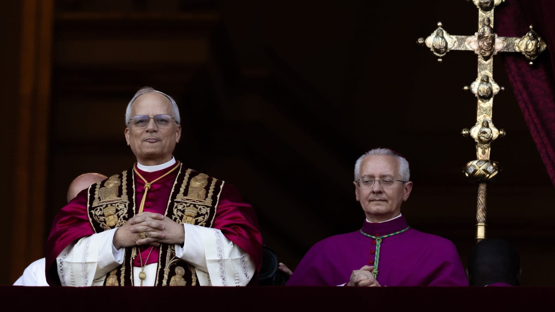 Papst Leo XIV. auf dem Balkon des Petersdoms im Vatikan: Der Pontifex hat gleich drei Staatsbürgerschaften.