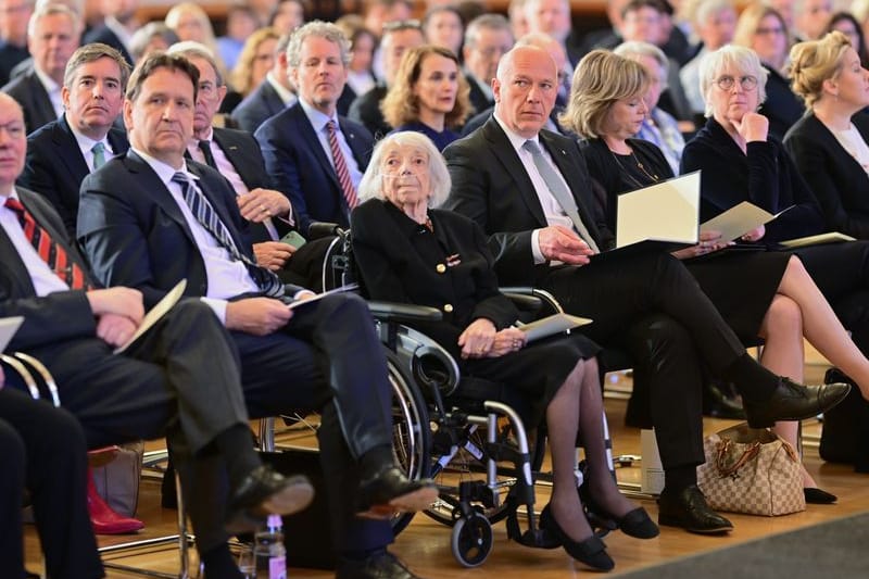 Regierender Bürgermeister von Berlin, sitzt während einer Gedenkveranstaltung neben Margot Friedländer (Archivbild):