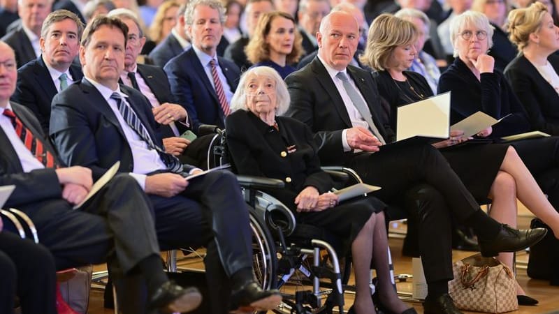 Regierender Bürgermeister von Berlin, sitzt während einer Gedenkveranstaltung neben Margot Friedländer (Archivbild):