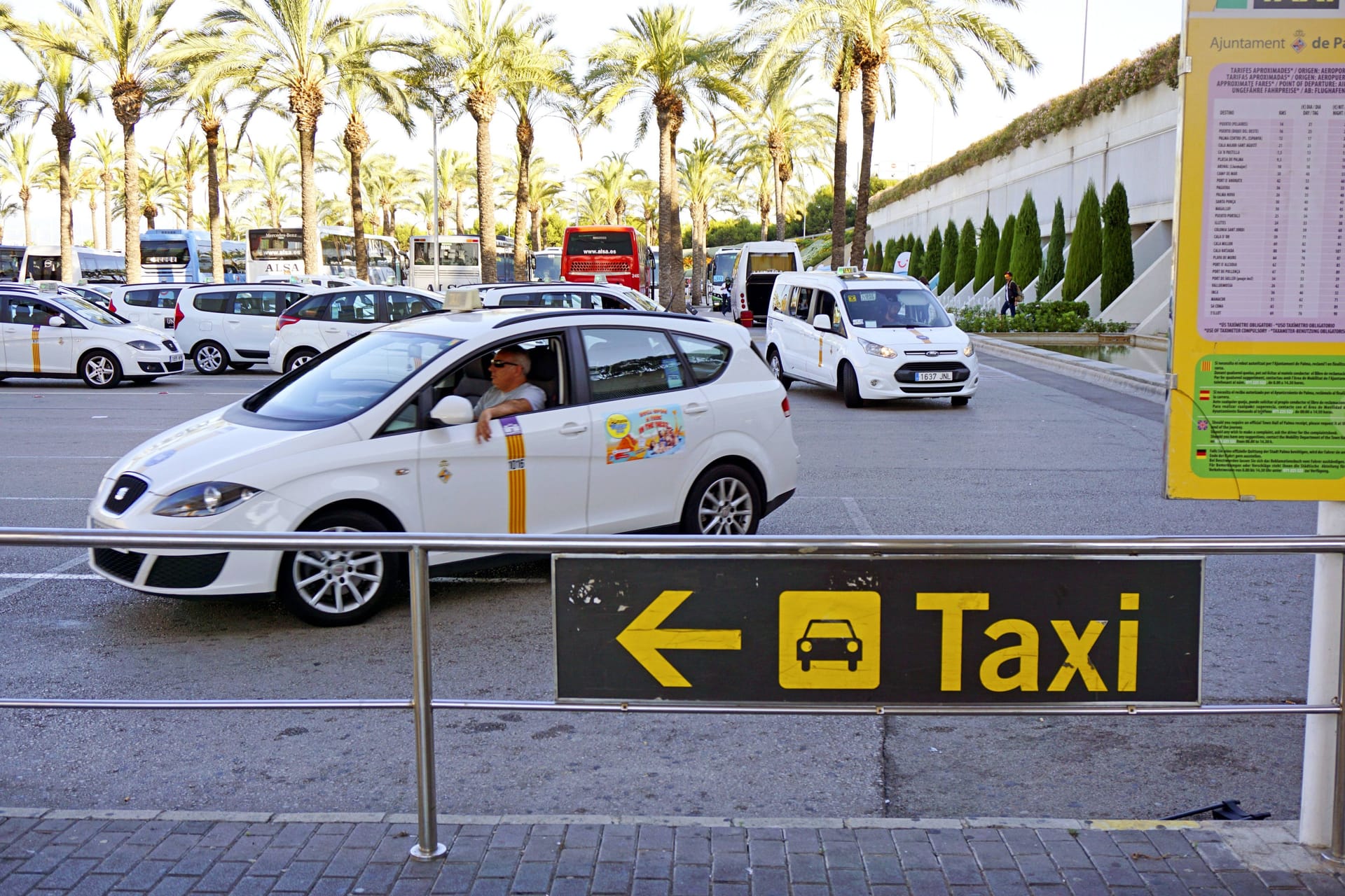Taxis am Flughafen von Mallorca: Urlauber müssen hier oft mehr zahlen.