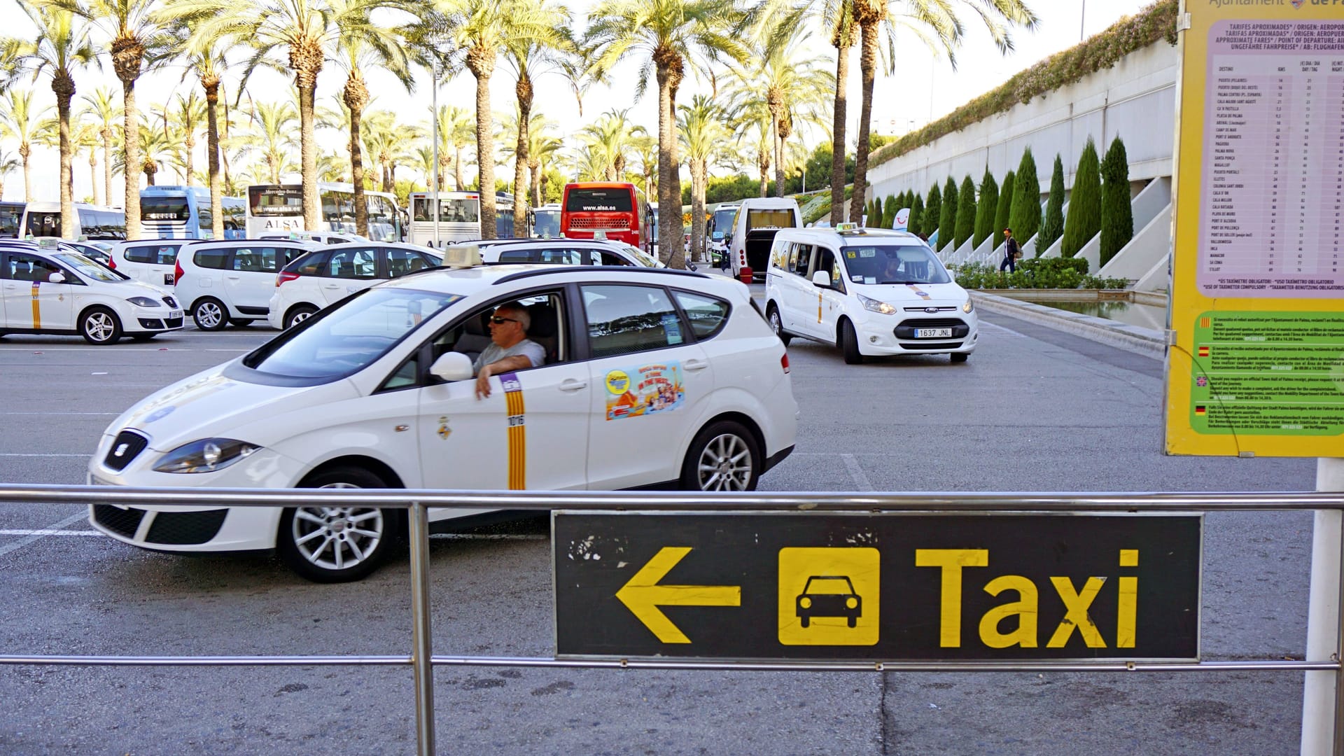 Taxis am Flughafen von Mallorca: Urlauber müssen hier oft mehr zahlen.