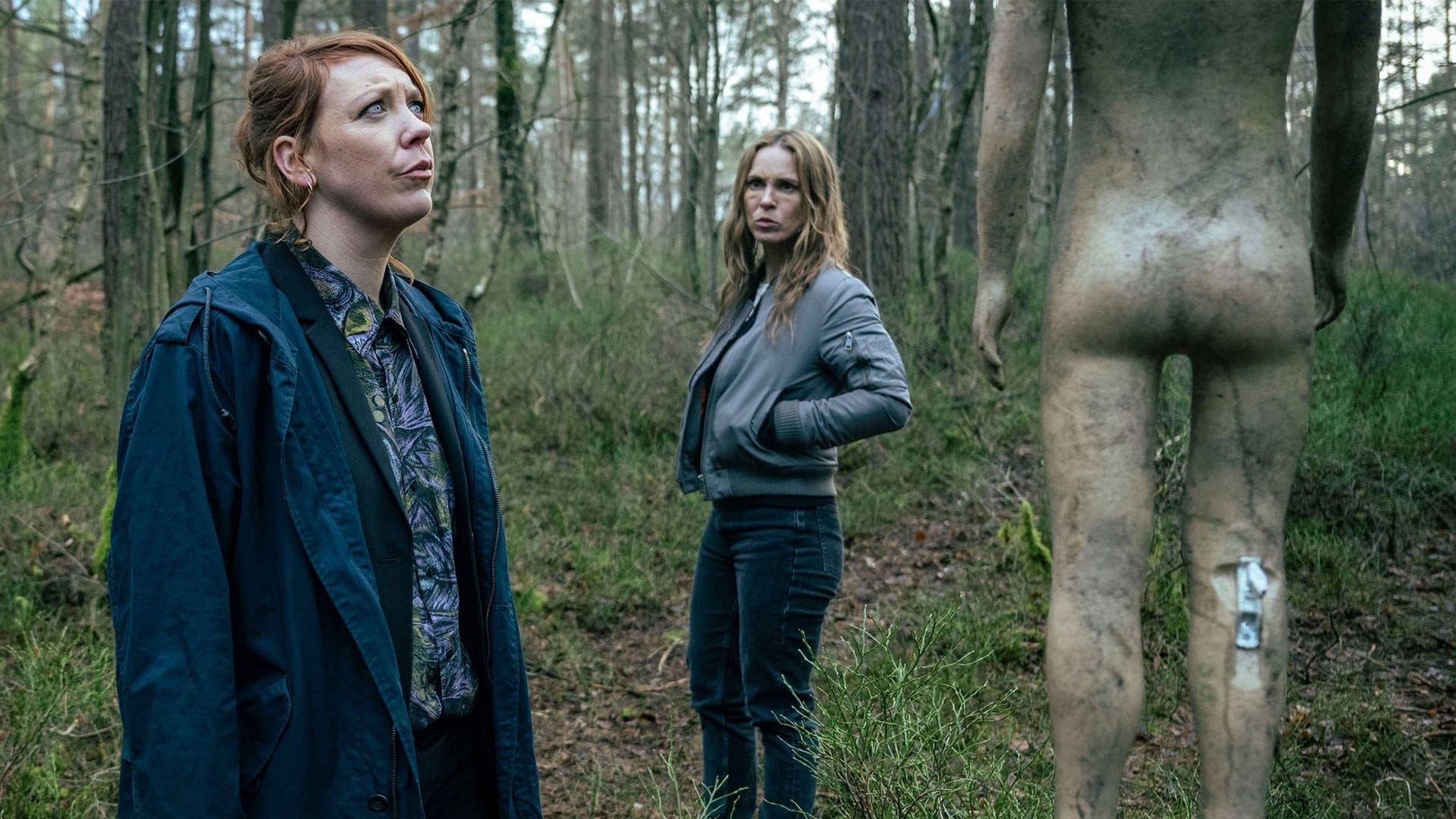 "Polizeiruf 110: Böse geboren": Wer treibt hier sein Unwesen? Die Kommissarinnen Melly Böwe (Lina Beckmann) und Katrin König (Anneke Kim Sarnau) finden zerschossene Schaufensterpuppen im Wald.