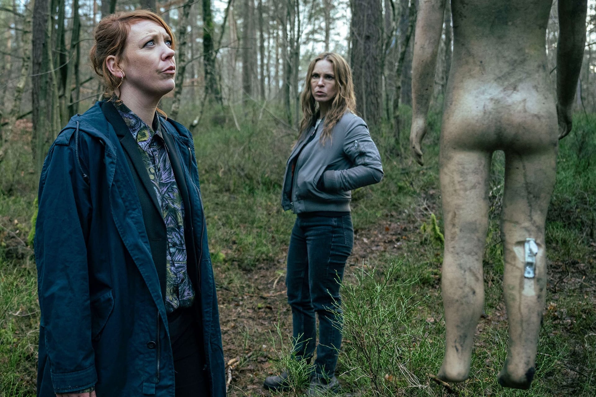 "Polizeiruf 110: Böse geboren": Wer treibt hier sein Unwesen? Die Kommissarinnen Melly Böwe (Lina Beckmann) und Katrin König (Anneke Kim Sarnau) finden zerschossene Schaufensterpuppen im Wald.