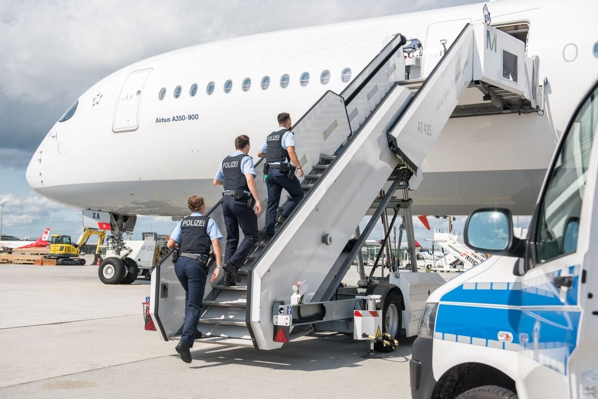 Am Münchner Flughafen musste die Bundespolizei am Sonntag zweimal zu einer Maschine aus Charlotte ausrücken: Ein Mann und eine Frau waren jeweils der Auslöser.