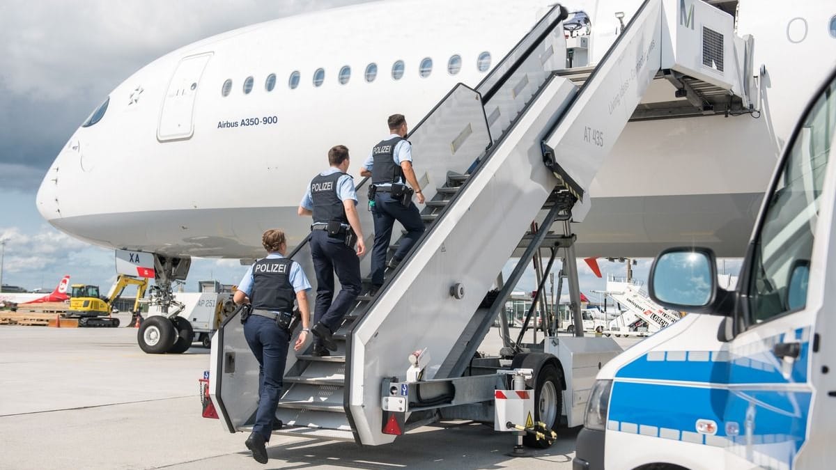 Am Münchner Flughafen musste die Bundespolizei am Sonntag zweimal zu einer Maschine aus Charlotte ausrücken: Ein Mann und eine Frau waren jeweils der Auslöser.
