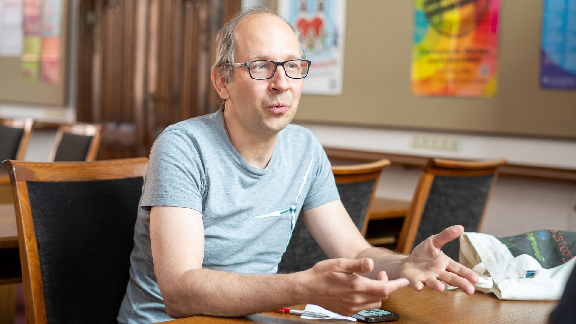Stadtrat Nikolaus Gradl (Fraktionslos) im Gespräch mit t-online: Er spricht sich für klare Regeln bei Fahrdienst-Plattformen wie Uber und Bolt aus – bei der Abstimmung am Mittwoch will er trotzdem einen Änderungseintrag einbringen. Stadtrat Nikolaus Gradl (Fraktionslos) im Gespräch mit t-online: Er spricht sich für klare Regeln bei Fahrdienst-Plattformen wie Uber und Bolt aus – bei der Abstimmung am Mittwoch will er trotzdem einen Änderungseintrag einbringen.