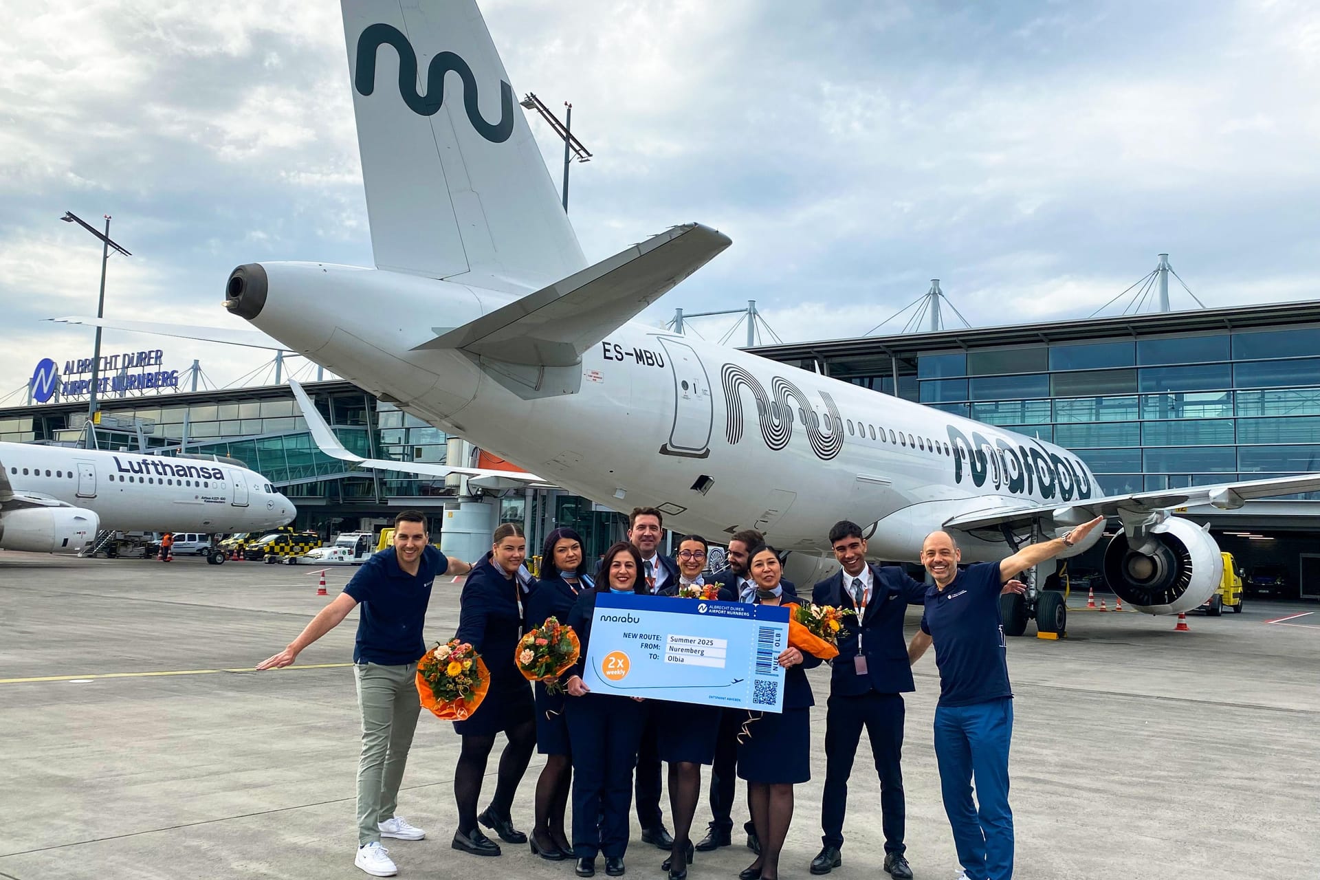 Die Crew der Marabu-Maschine aus Olbia auf dem Vorfeld: Der Flughafen begrüßte sie mit Blumensträußen in Nürnberg.