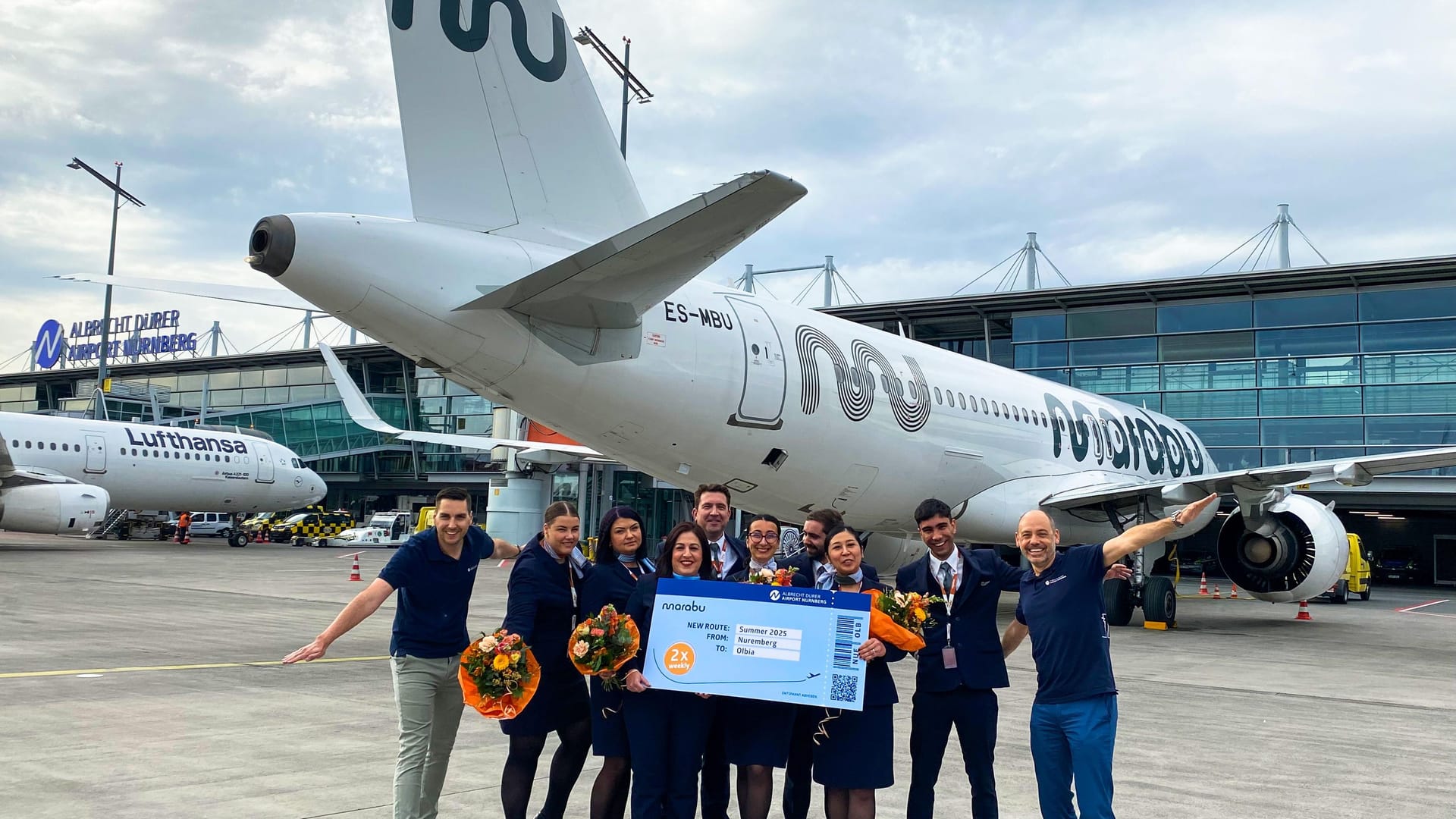 Die Crew der Marabu-Maschine aus Olbia auf dem Vorfeld: Der Flughafen begrüßte sie mit Blumensträußen in Nürnberg.