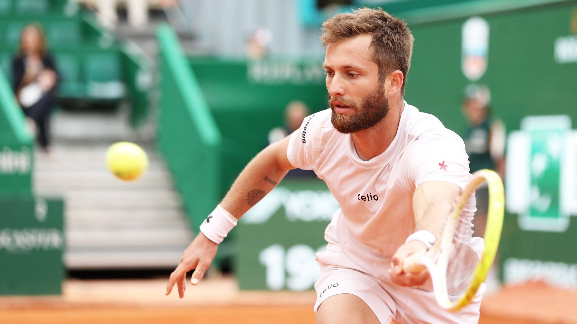 Corentin Moutet bei einem Tennismatch.