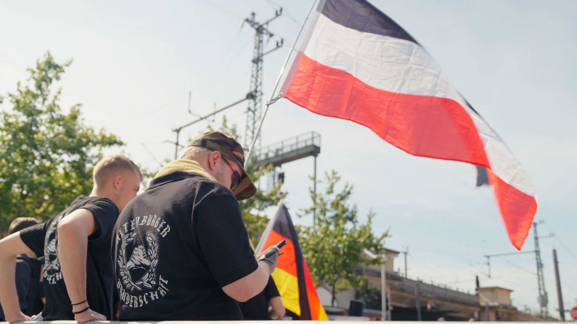 Datum: 31.05.2025 / Ort: DresdenRund 200 Neonazis und Rechtsextreme ziehen derzeit durch Dresden, um gegen den ab 12 Uhr beginnenden CSD zu protestieren. Viele tragen ihre Gesinnung und den Hass offen zur Schau. Organisiert wird der Protest von "Die Heimat" und deren Jugendorganisation "Junge Nationalisten". Auch aus anderen Bundeslaendern reisten die Teilnehmer an.In Dresden fand genau vor einem Jahr der erste groessere Gegenprotest der ueberwiegend jungen Neonazis gegen einen CSD statt. Im Vergleich zum Vorjahr, hat sich die Teilnehmerzahl erhoeht.