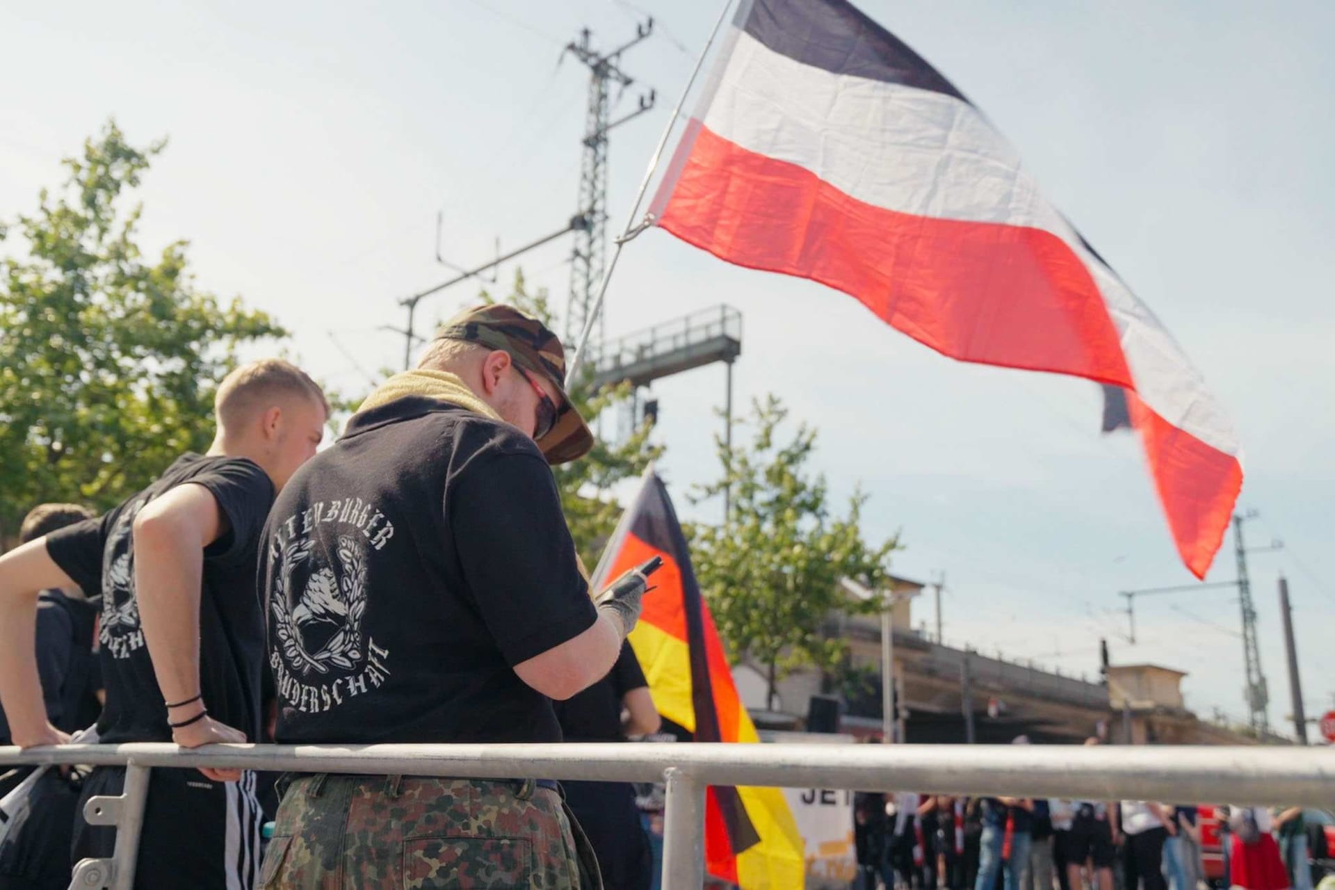 Datum: 31.05.2025 / Ort: DresdenRund 200 Neonazis und Rechtsextreme ziehen derzeit durch Dresden, um gegen den ab 12 Uhr beginnenden CSD zu protestieren. Viele tragen ihre Gesinnung und den Hass offen zur Schau. Organisiert wird der Protest von "Die Heimat" und deren Jugendorganisation "Junge Nationalisten". Auch aus anderen Bundeslaendern reisten die Teilnehmer an.In Dresden fand genau vor einem Jahr der erste groessere Gegenprotest der ueberwiegend jungen Neonazis gegen einen CSD statt. Im Vergleich zum Vorjahr, hat sich die Teilnehmerzahl erhoeht.