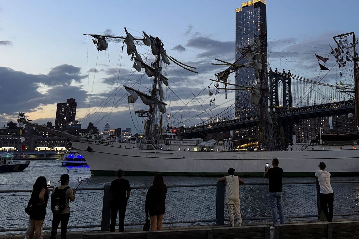 Nach dem Zusammenprall mit der Brücke: Die Masten der "Cuauhtémoc" sind abgeknickt.