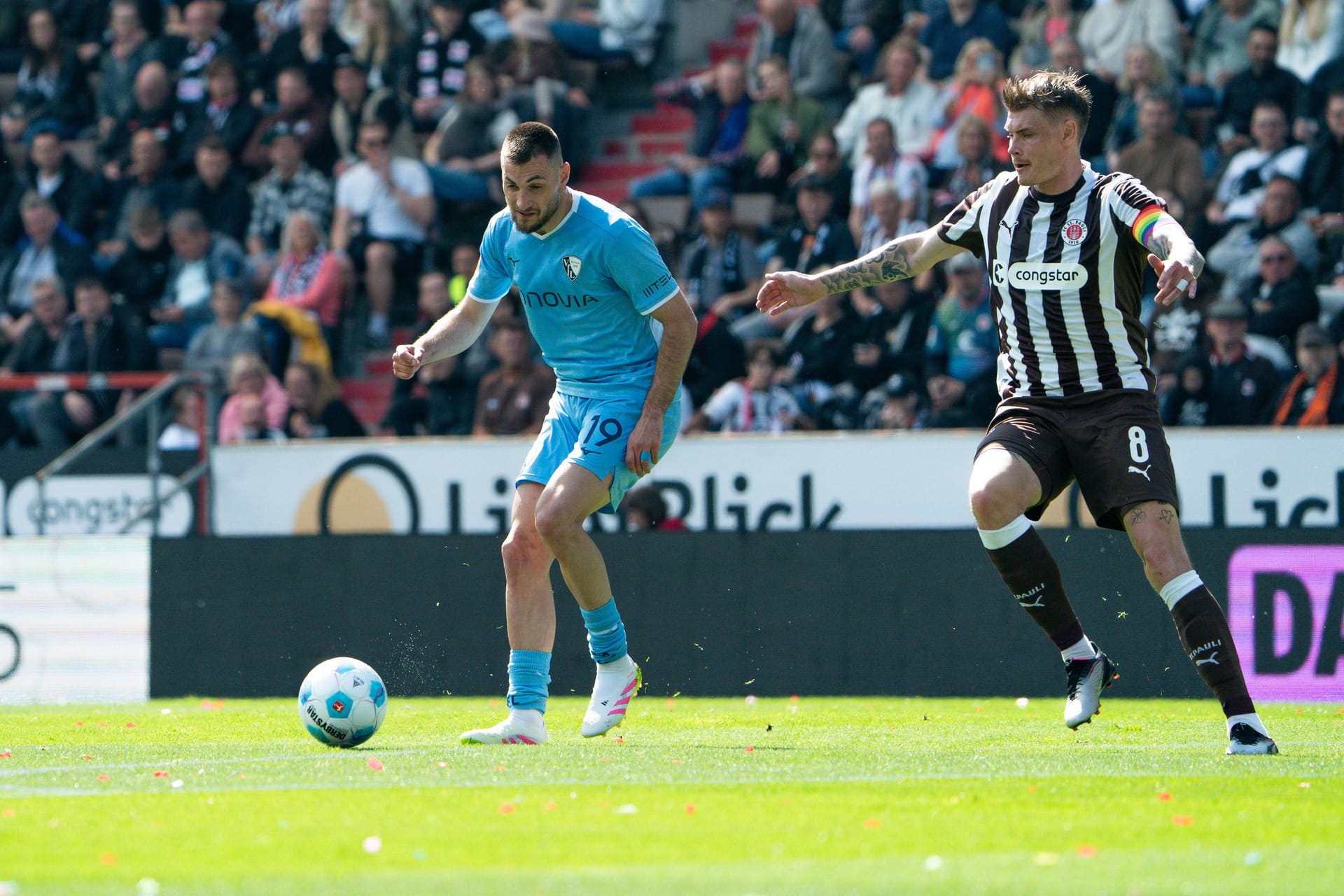 Matus Bero (l.) und Eric Smith im Zweikampf.