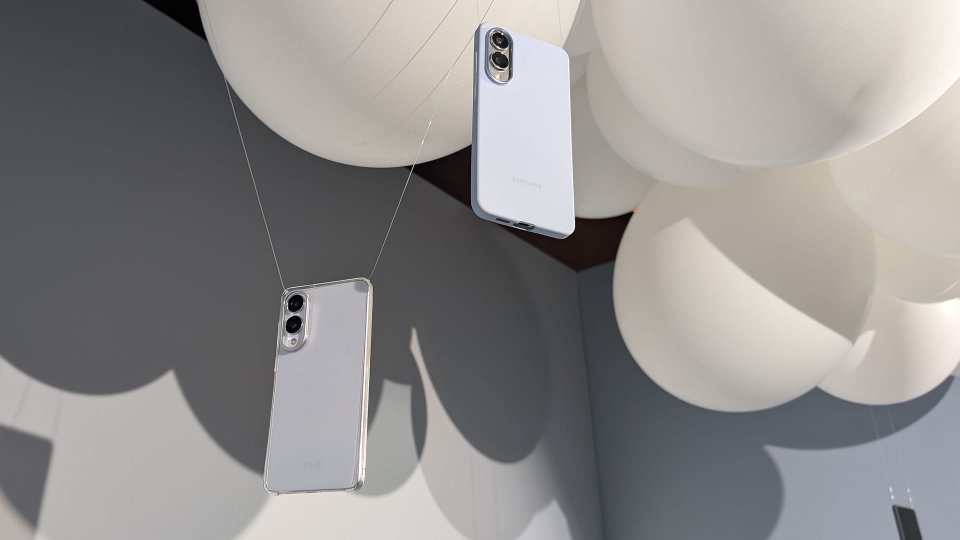 Luftig leicht: Mit 163 Gramm ist das Galaxy S25 Edge selbst mit Hülle spürbar leichter als andere Smartphones in dieser Klasse.