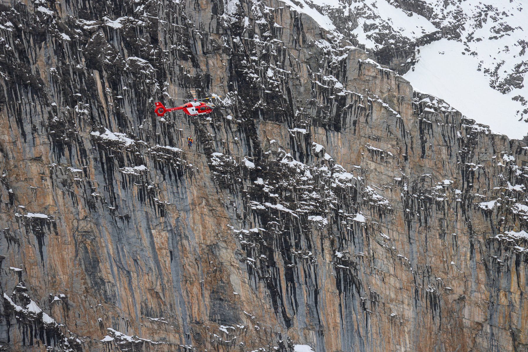 Rettungsaktion an der Eigernordwand: Zwei Bergsteiger wurden vom Neuschnee überrascht – erst ein Spezialteam konnte die beiden retten.