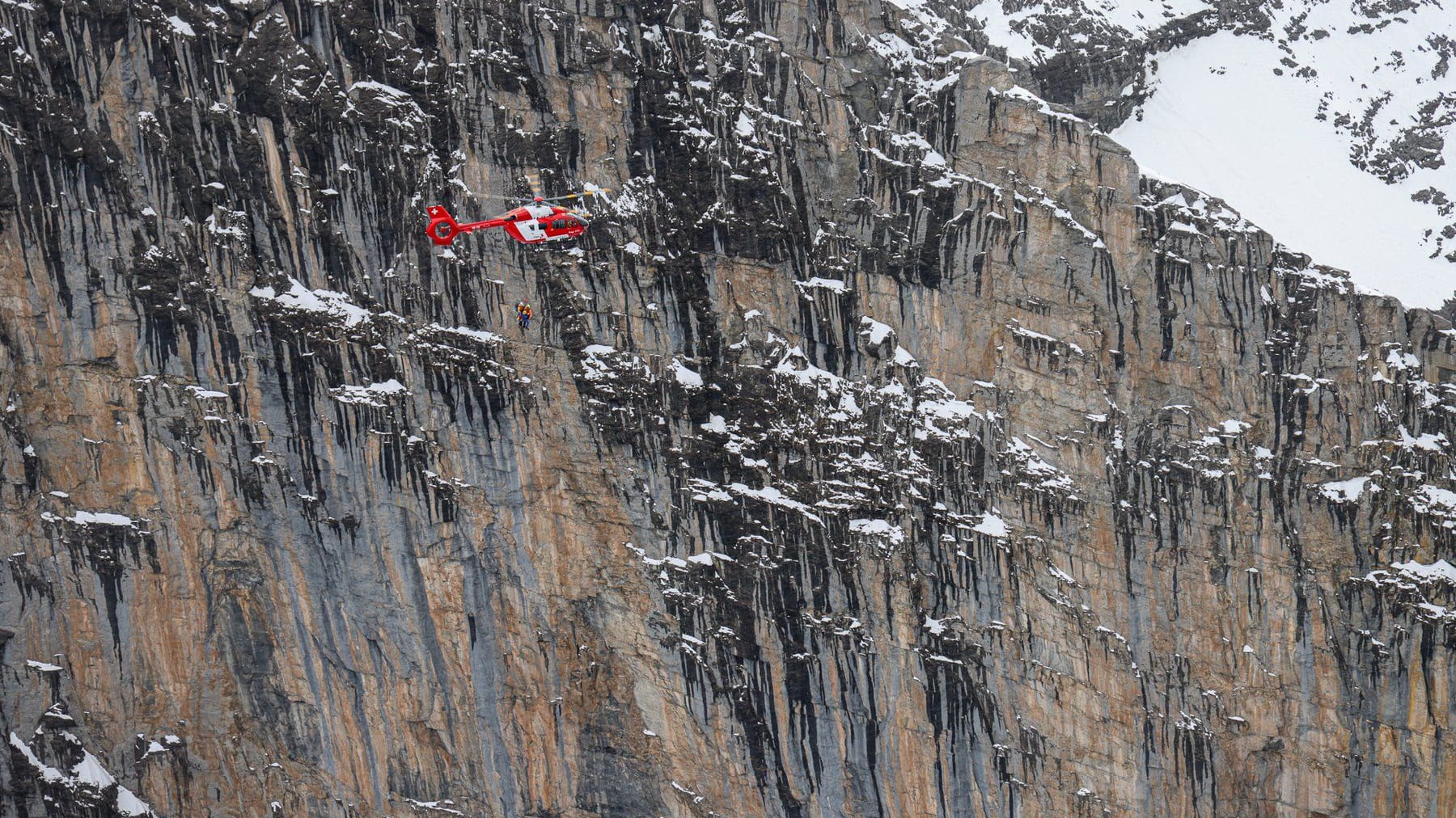 Rettungsaktion an der Eigernordwand: Zwei Bergsteiger wurden vom Neuschnee überrascht – erst ein Spezialteam konnte die beiden retten. Rettungsaktion an der Eigernordwand: Zwei Bergsteiger wurden vom Neuschnee überrascht – erst ein Spezialteam konnte die beiden retten.
