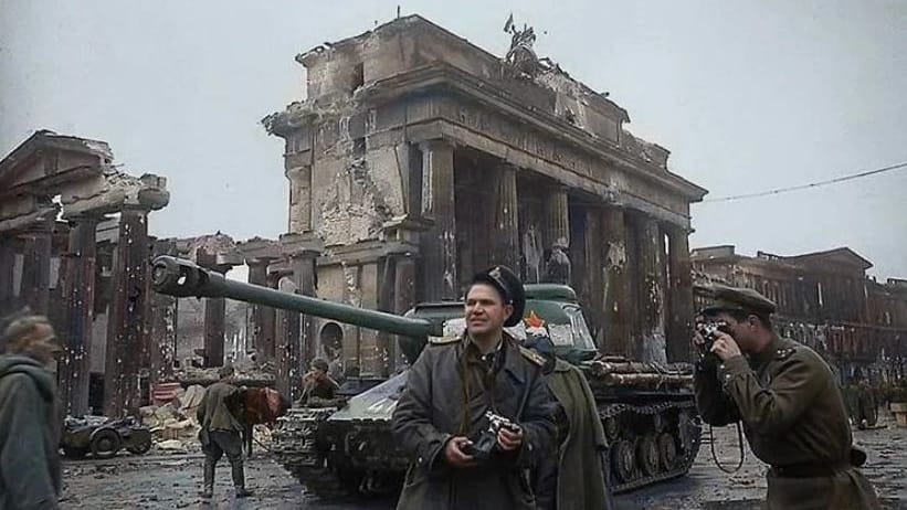 Rotarmisten vor dem Brandenburger Tor in Berlin 1945 (koloriertes Foto).