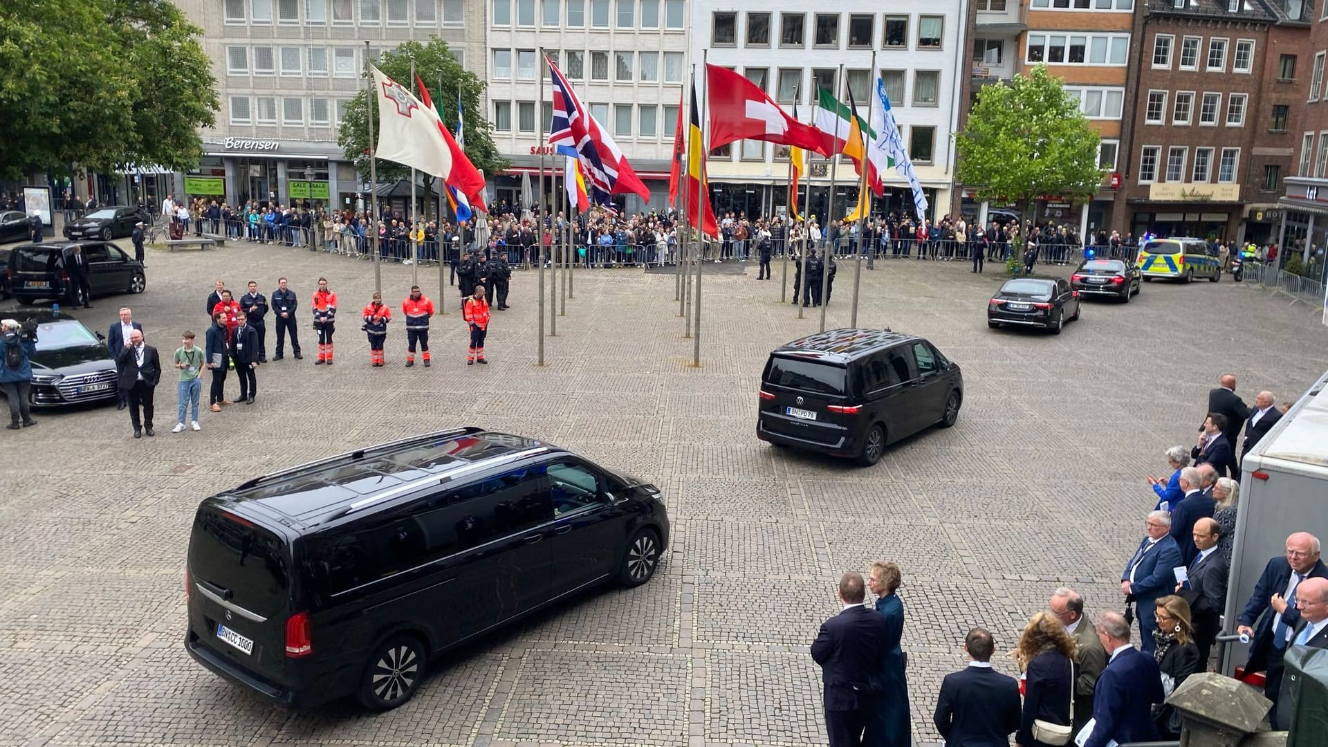 Der Rathausplatz ist weiträumig abgesperrt.