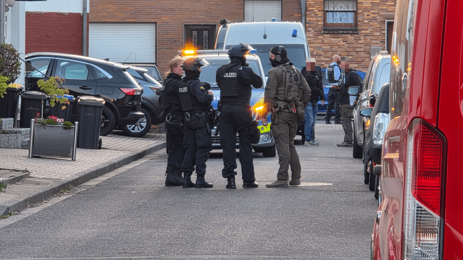 Polizei und SEK am Freitagabend in Alsdorf: Die Hintergründe des Einsatzes sind bislang unklar. Polizei und SEK am Freitagabend in Alsdorf: Die Hintergründe des Einsatzes sind bislang unklar.