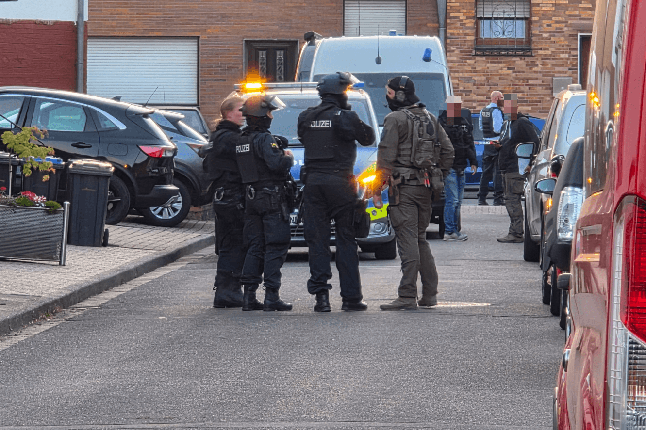 Polizei und SEK am Freitagabend in Alsdorf: Die Hintergründe des Einsatzes sind bislang unklar.