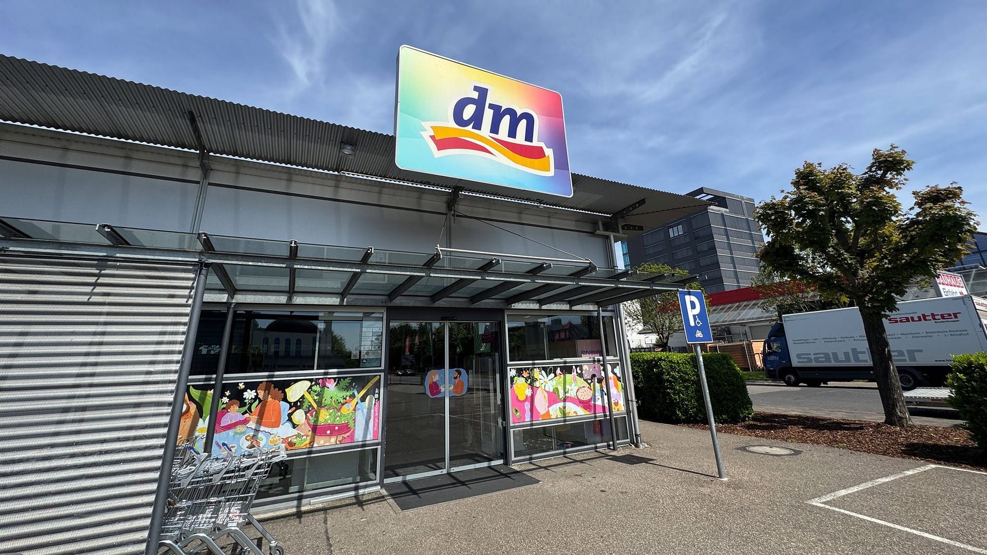 Ein dm-Drogeriemarkt: Hier wird jetzt ein Eigenprodukt zurückgerufen.