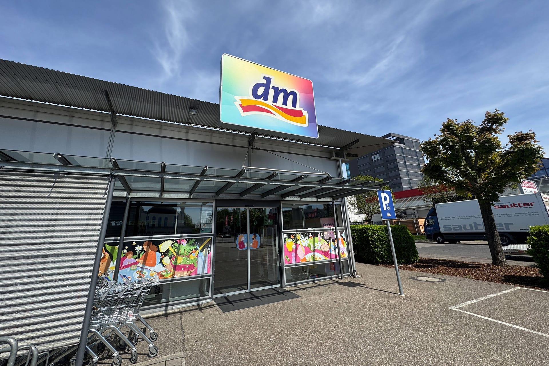 Ein dm-Drogeriemarkt: Hier wird jetzt ein Eigenprodukt zurückgerufen.