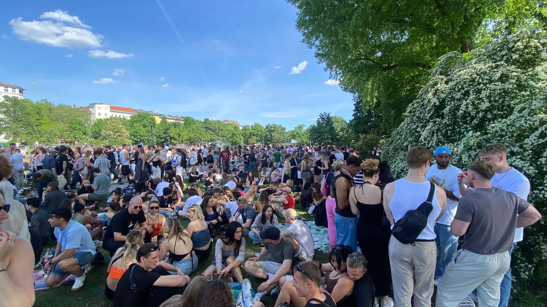 Demonstranten im Görlitzer Park am 1. Mai: Die Stimmung ist friedlich.