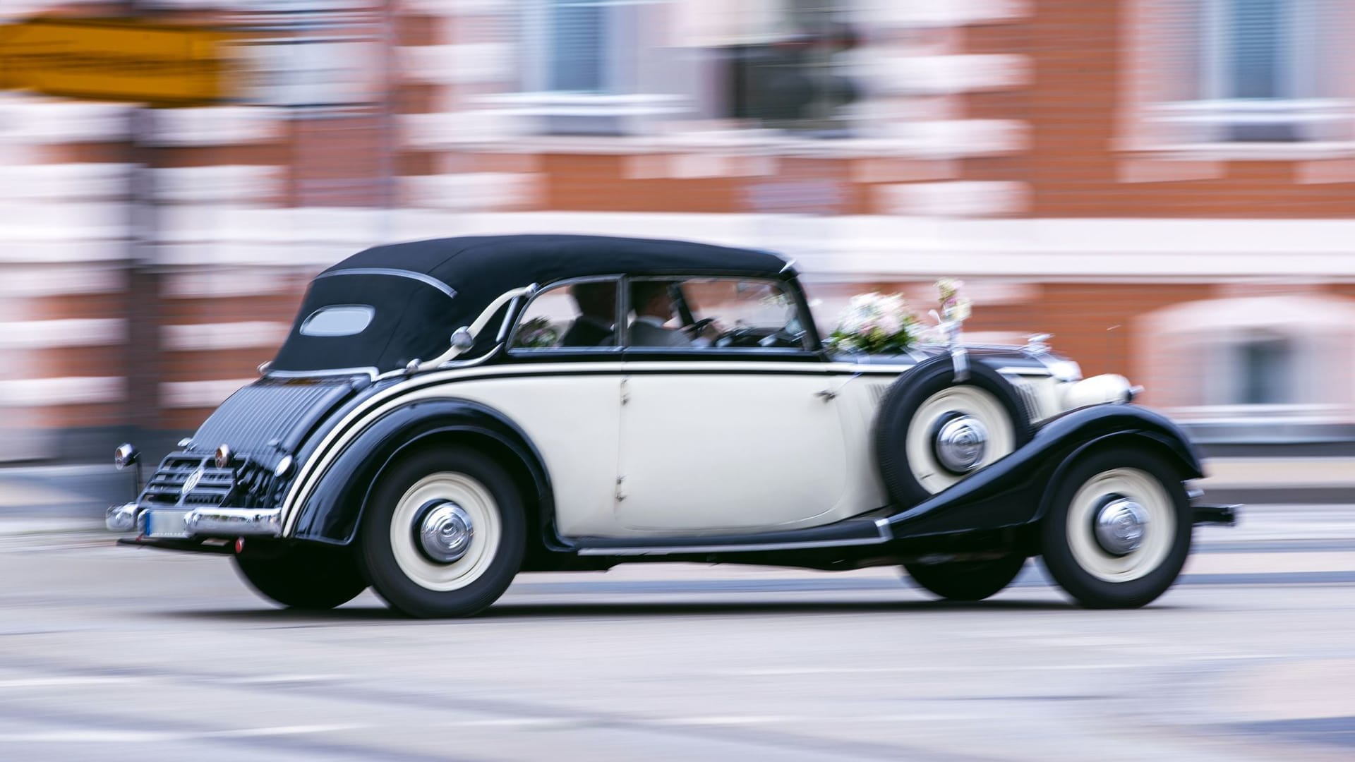Ein Hochzeitsauto fährt durch Schwerin