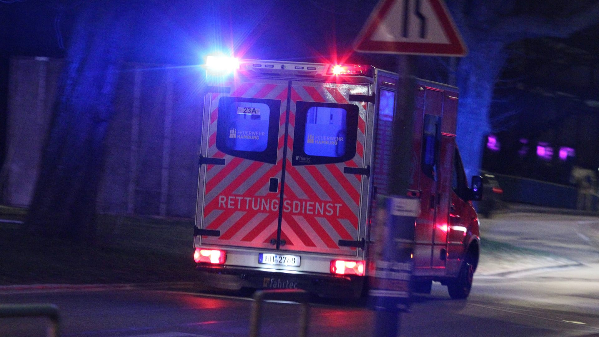 Ein Rettungswagen der Feuerwehr (Symbolbild): In Dresden hat es in einem Mehrfamilienhaus gebrannt. Ein Rettungswagen der Feuerwehr (Symbolbild): In Dresden hat es in einem Mehrfamilienhaus gebrannt.