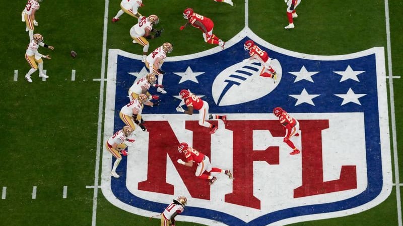 American Football: Profiliga NFL, Play-off-Runde, Super Bowl, Kansas City Chiefs - San Francisco 49ers im Allegiant Stadium: San Francisco 49ers Quarterback Brock Purdy (13) wirft den Ball. RTL zeigt NFL-Spiele im deutschen Fernsehen.