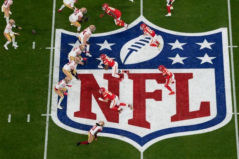 American Football: Profiliga NFL, Play-off-Runde, Super Bowl, Kansas City Chiefs - San Francisco 49ers im Allegiant Stadium: San Francisco 49ers Quarterback Brock Purdy (13) wirft den Ball. RTL zeigt NFL-Spiele im deutschen Fernsehen.