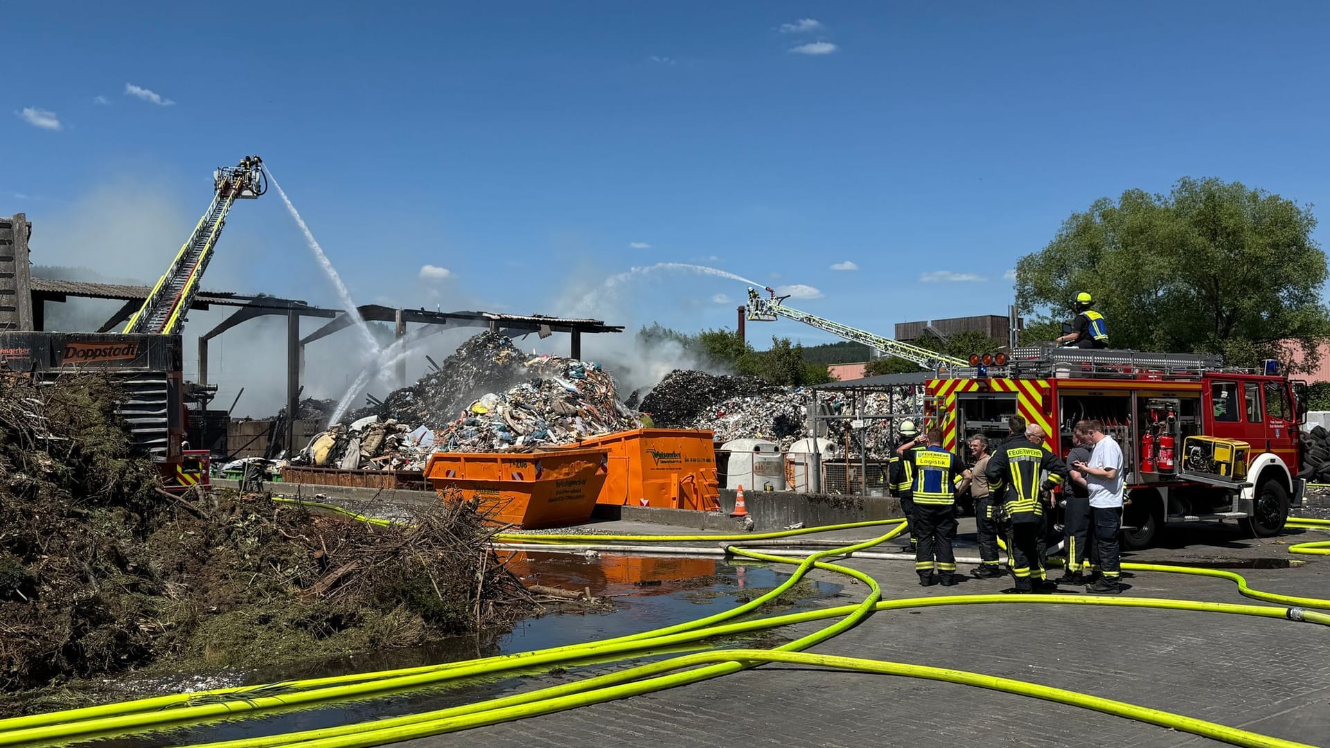 Die Löscharbeiten an einem Brand in einem Wächtersbacher Entsorgungsbetrieb. Nur wenige Tage nach einem Brand in einem Entsorgungsbetrieb in Wächtersbach im Main-Kinzig-Kreis ist dort erneut eine Halle in Flammen aufgegangen. Die Löscharbeiten an einem Brand in einem Wächtersbacher Entsorgungsbetrieb. Nur wenige Tage nach einem Brand in einem Entsorgungsbetrieb in Wächtersbach im Main-Kinzig-Kreis ist dort erneut eine Halle in Flammen aufgegangen.