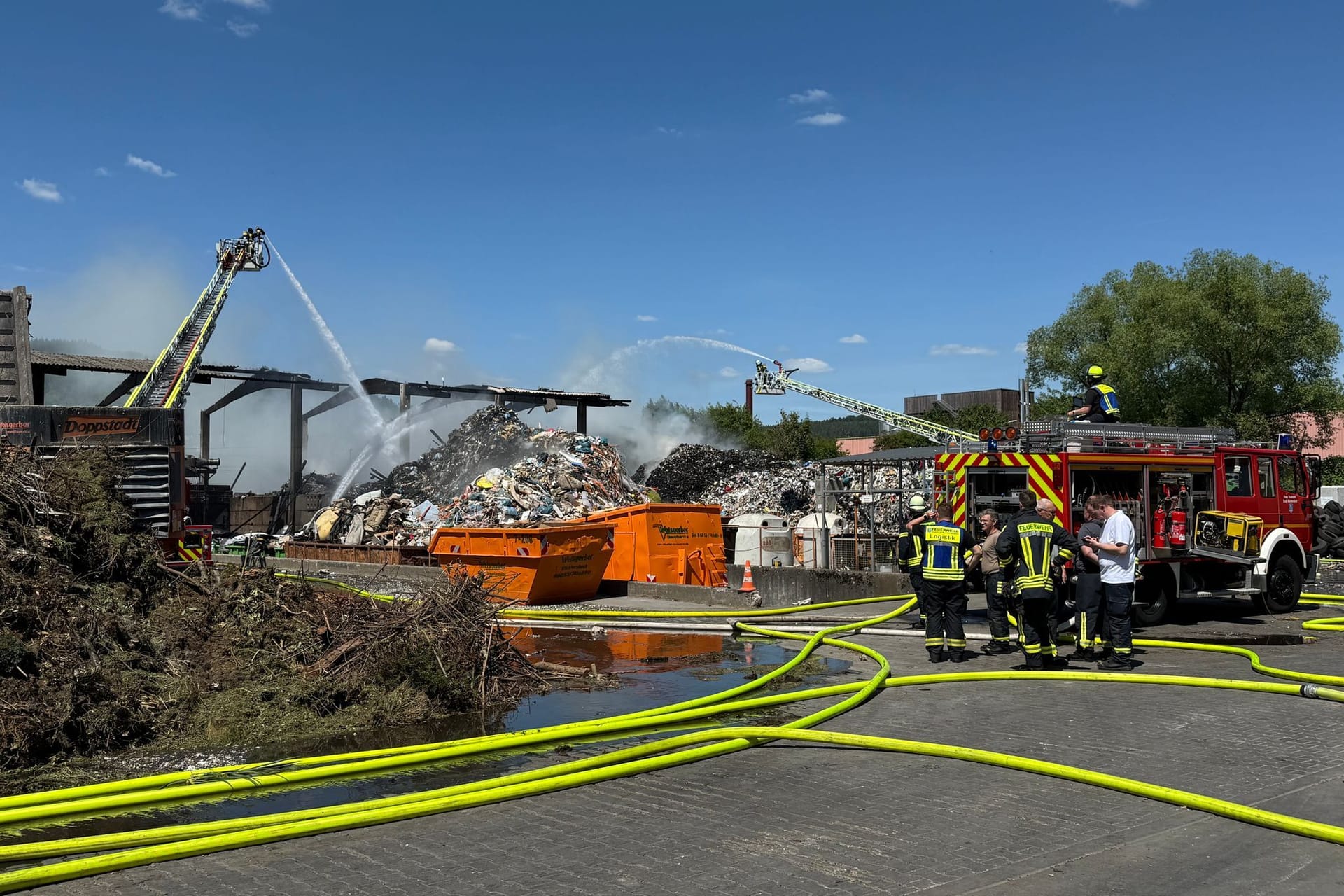 Die Löscharbeiten an einem Brand in einem Wächtersbacher Entsorgungsbetrieb. Nur wenige Tage nach einem Brand in einem Entsorgungsbetrieb in Wächtersbach im Main-Kinzig-Kreis ist dort erneut eine Halle in Flammen aufgegangen.