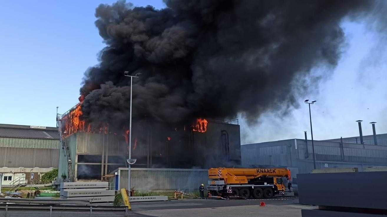 Dichter Rauch über dem Hamburger Hafen: In Altenwerder steht ein Kühlhaus in Flammen. Dichter Rauch über dem Hamburger Hafen: In Altenwerder steht ein Kühlhaus in Flammen.