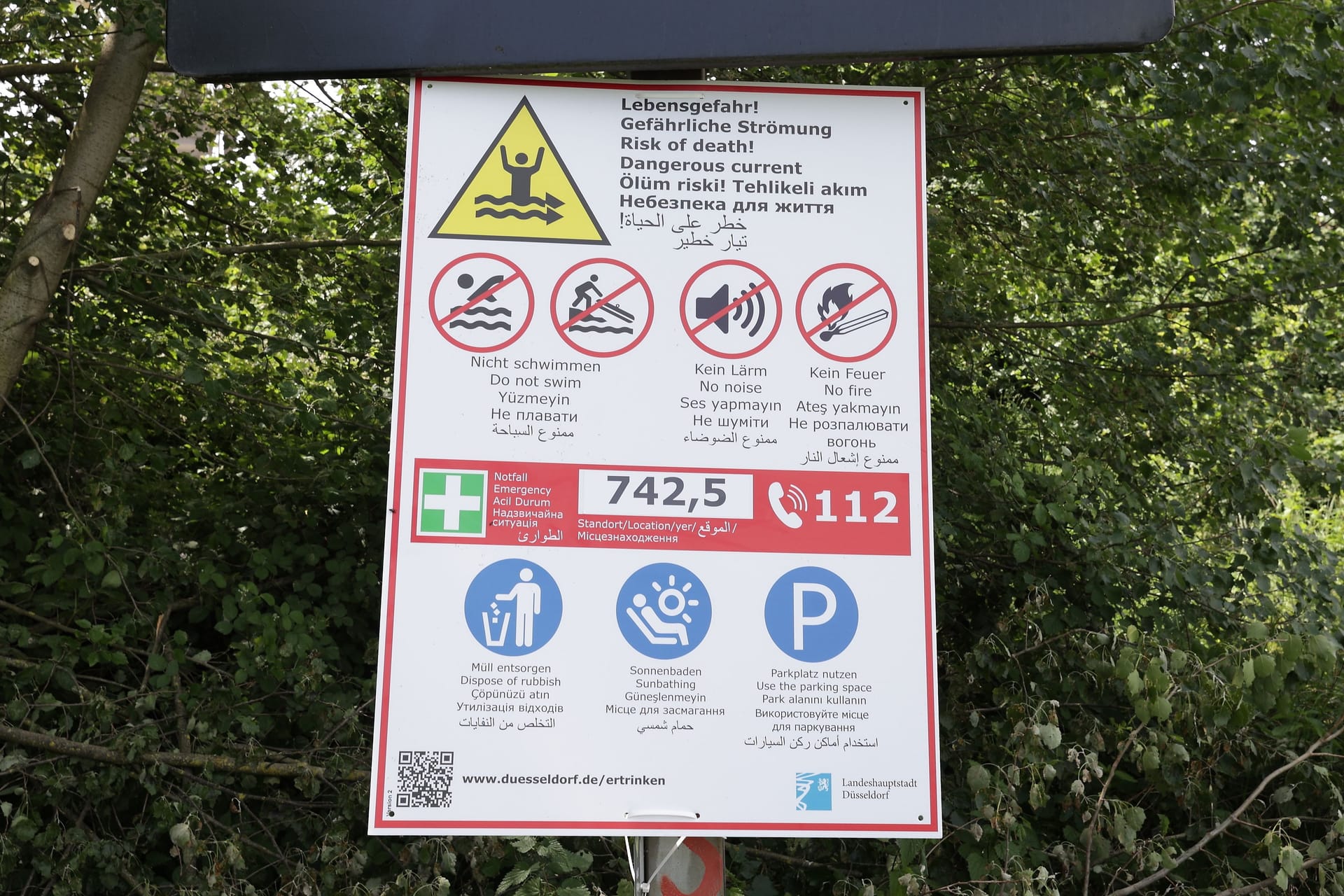 Ein Verbotsschild am Rhein. Ein Verbotsschild am Rhein.