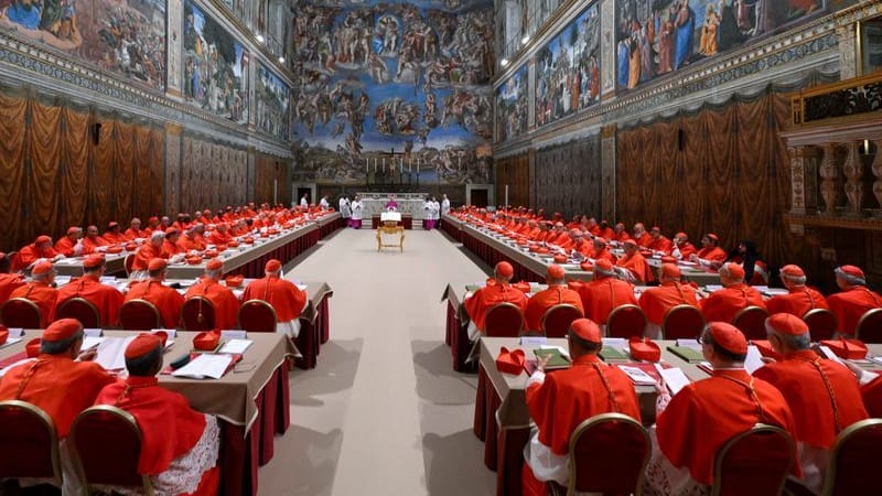 Kardinäle sitzen in der Sixtinischen Kapelle im Vatikan zu Beginn des Konklaves zur Wahl des Nachfolgers des verstorbenen Papstes Franziskus. Kardinäle sitzen in der Sixtinischen Kapelle im Vatikan zu Beginn des Konklaves zur Wahl des Nachfolgers des verstorbenen Papstes Franziskus.