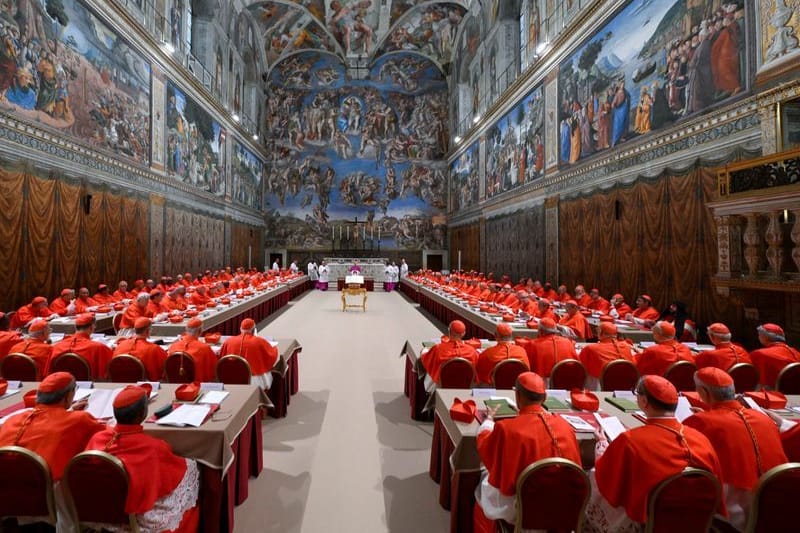 Kardinäle sitzen in der Sixtinischen Kapelle im Vatikan zu Beginn des Konklaves zur Wahl des Nachfolgers des verstorbenen Papstes Franziskus.