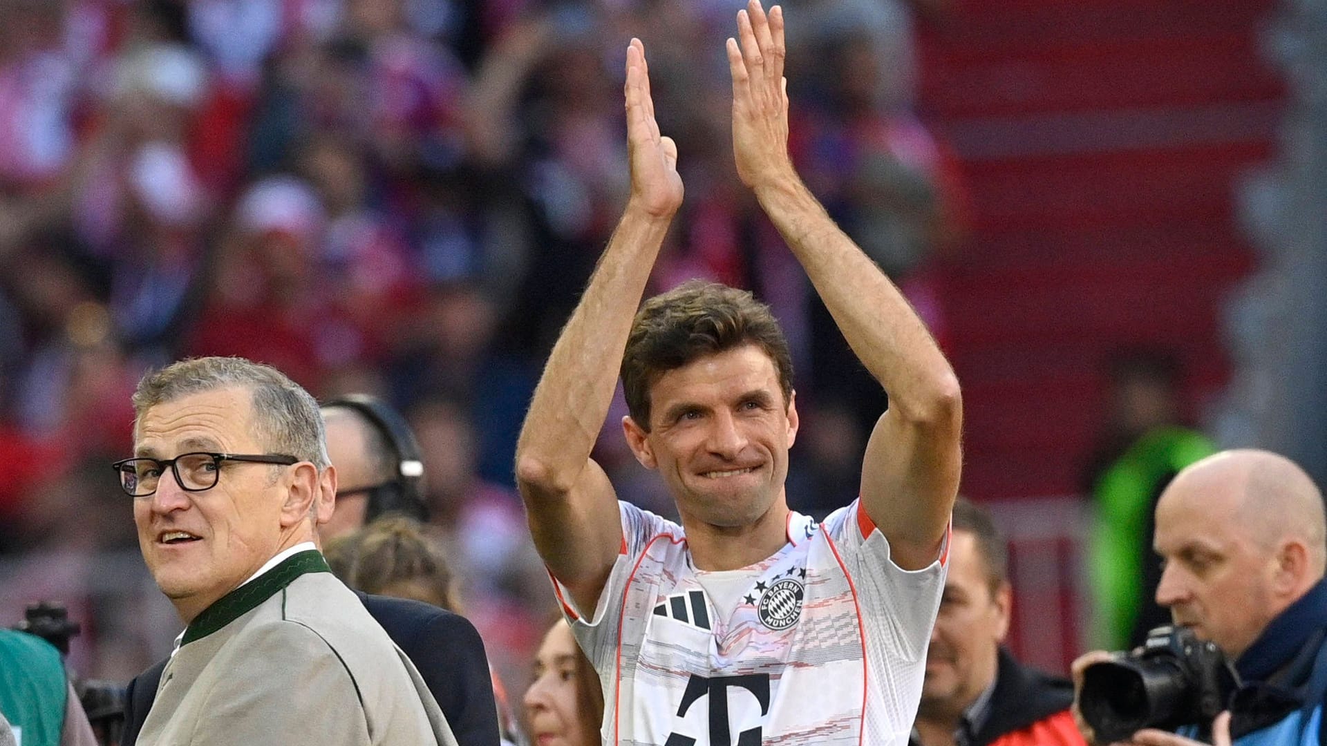 Ein letztes Mal großer Applaus vor dem Spiel: Thomas Müller vor seinem Heim-Abschied vom FC Bayern.