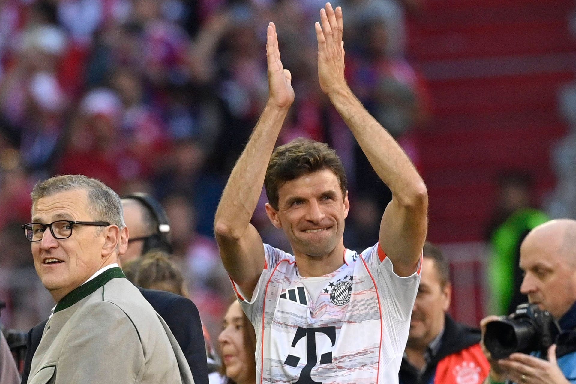 Ein letztes Mal großer Applaus vor dem Spiel: Thomas Müller vor seinem Heim-Abschied vom FC Bayern.