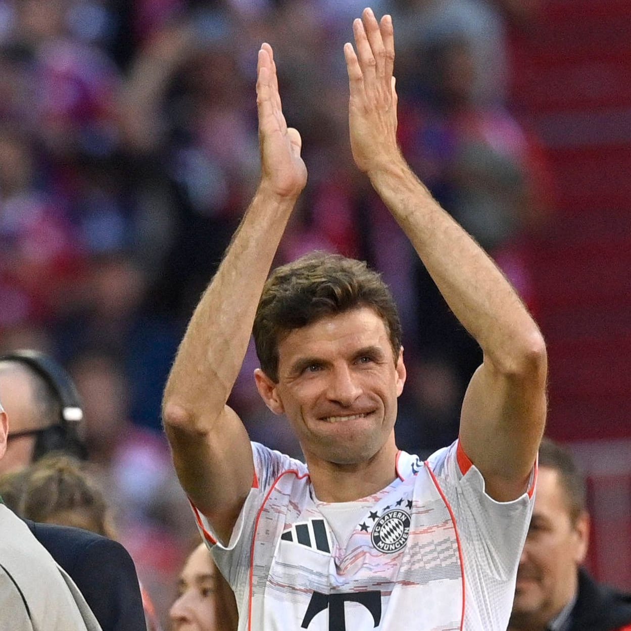 Ein letztes Mal großer Applaus vor dem Spiel: Thomas Müller vor seinem Heim-Abschied vom FC Bayern.