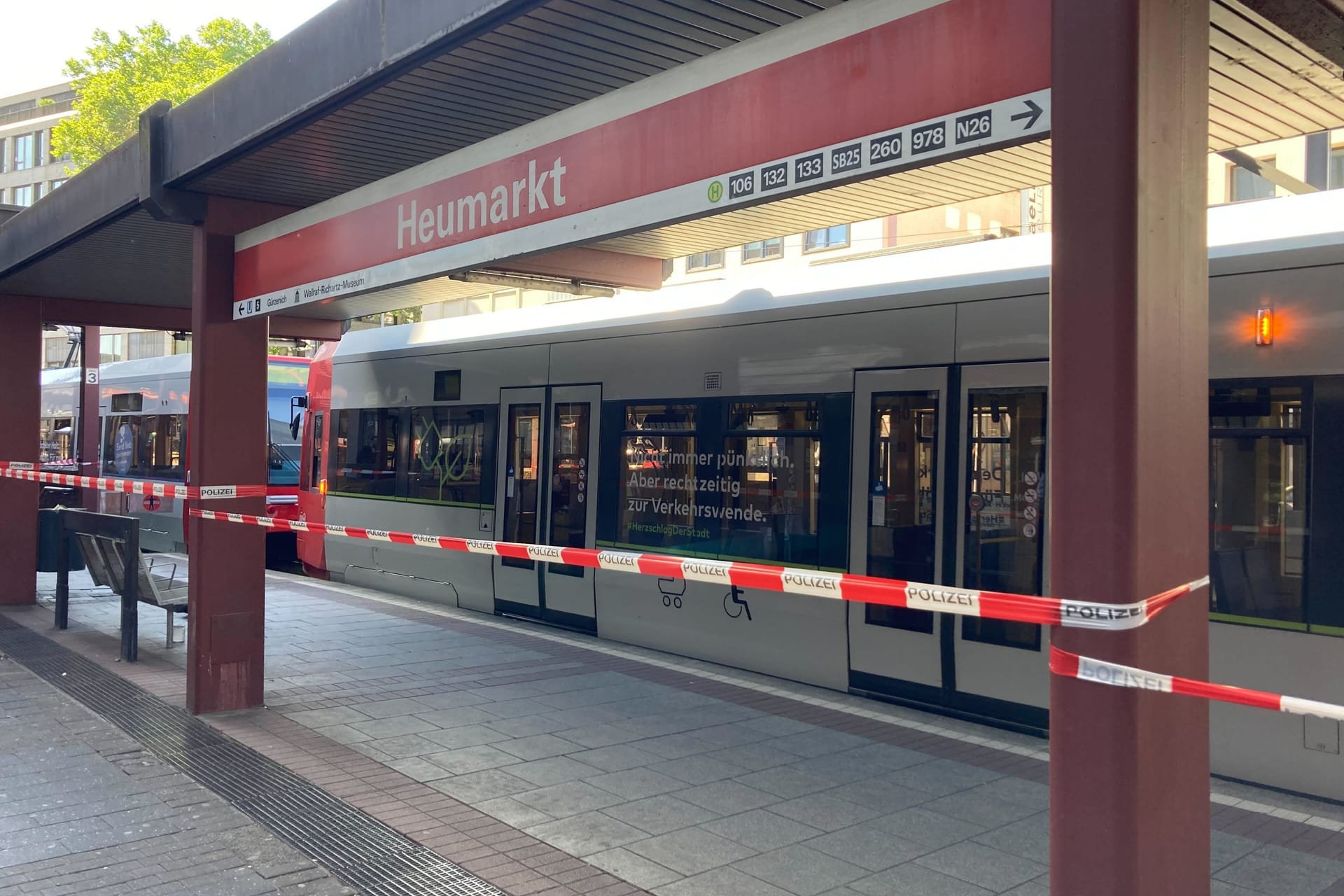 Die Polizei hat den Gleisbereich am Heumarkt abgesperrt.