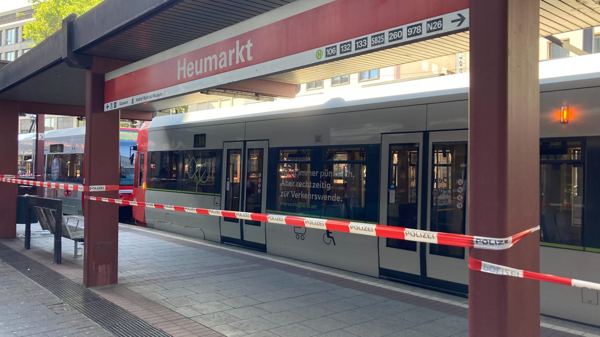 Die Polizei hat den Gleisbereich am Heumarkt abgesperrt.